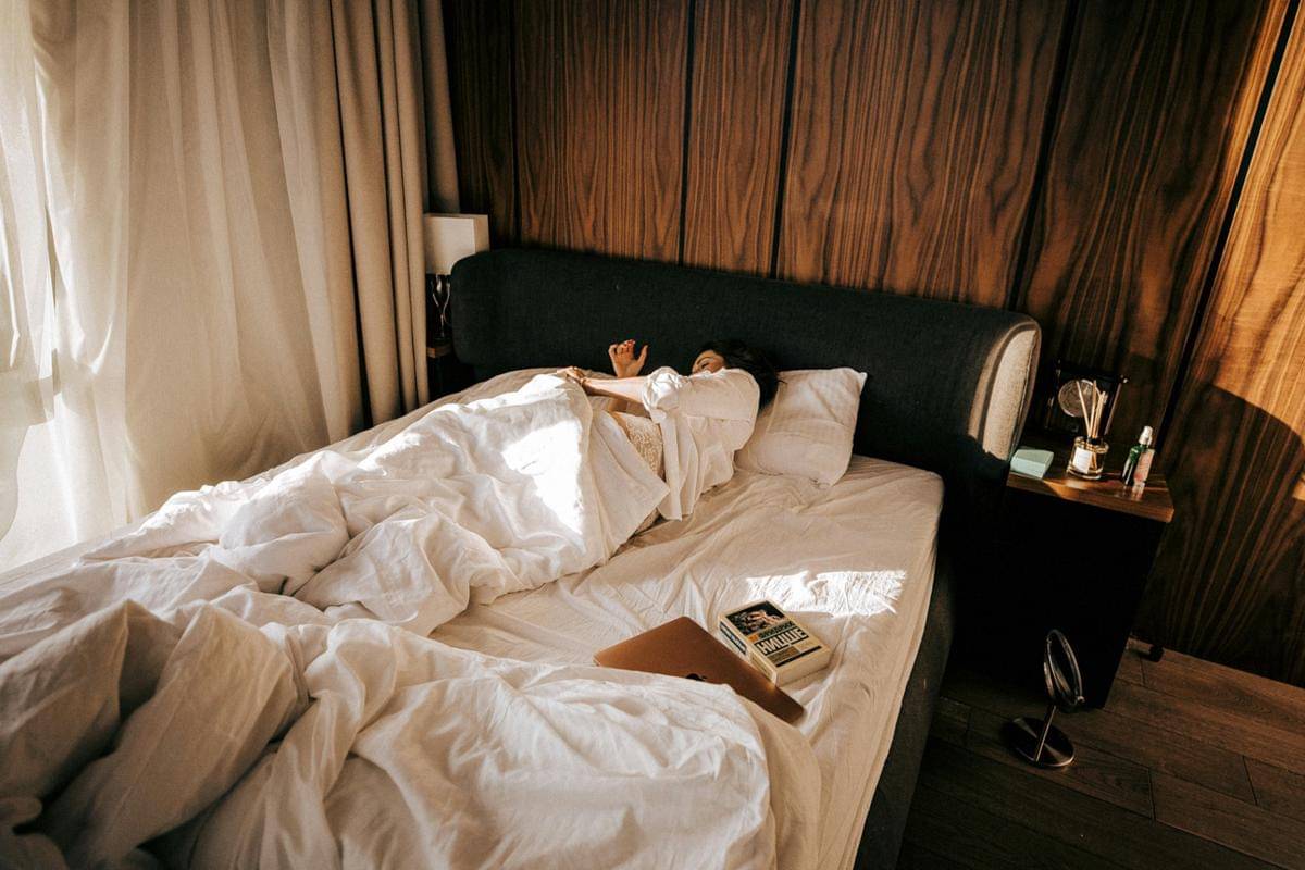 ilustrasi tidur di dalam kamar hotel