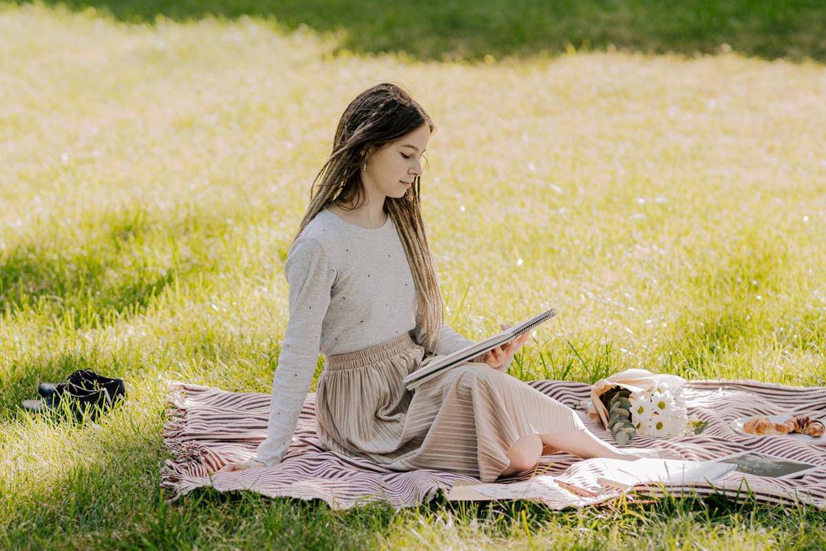 ilustrasi membaca buku di taman