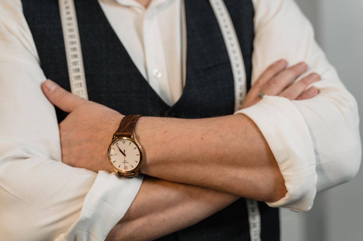 ilustrasi pria menggulung lengan kemeja