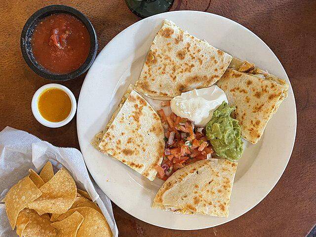 ilustrasi chicken quesadillas