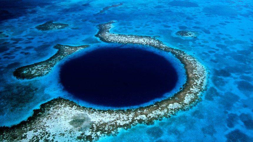 Great Blue Hole, sebuah lubang runtuhan bawah air yang terletak di lepas pantai Belize