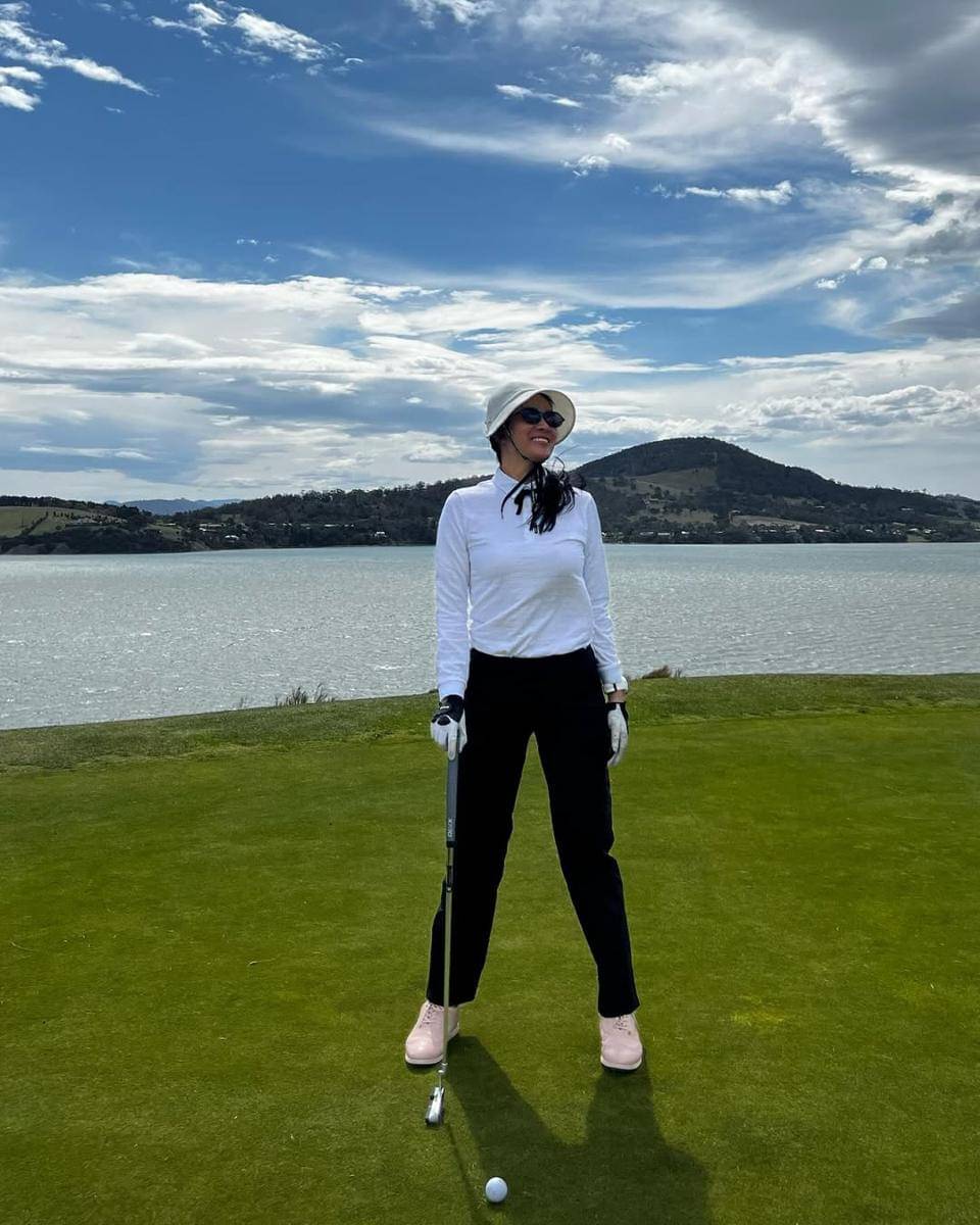 Marcella Zalianty main golf saat di Australia
