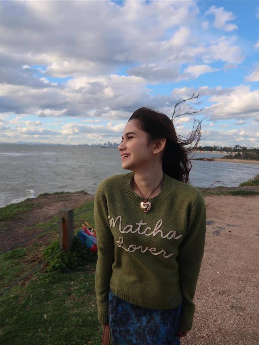 Tissa Biani Jalan-jalan di Pantai Bridgestone