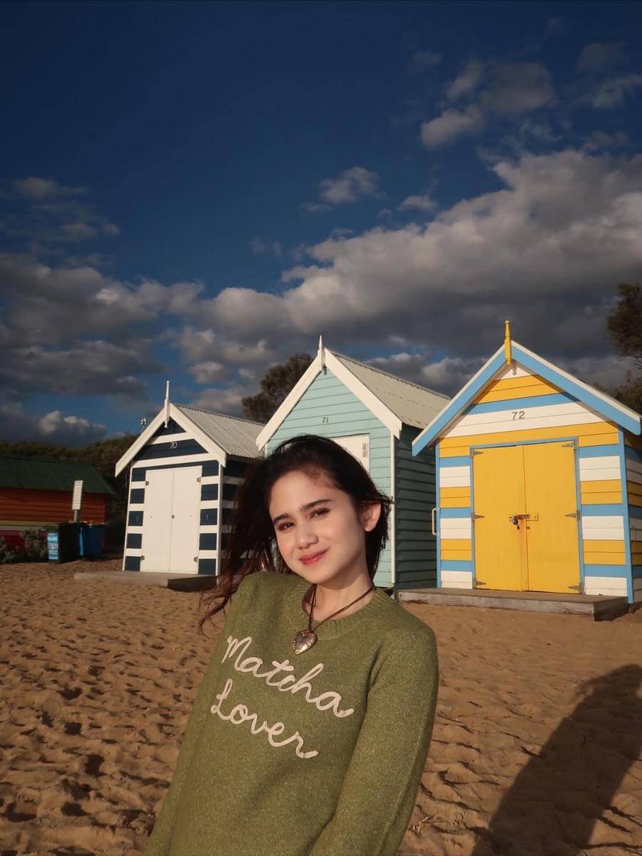 Tissa Biani Jalan-jalan di Pantai Bridgestone