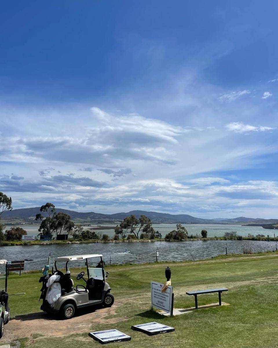 Marcella Zalianty main golf saat di Australia