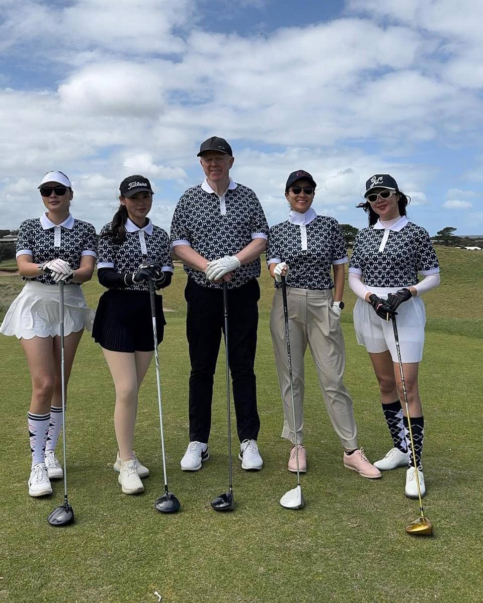 Marcella Zalianty main golf saat di Australia