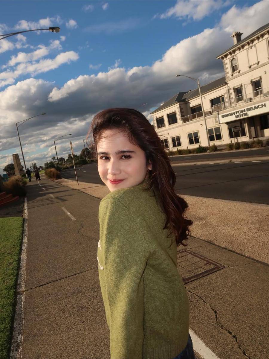 Tissa Biani Jalan-jalan di Pantai Bridgestone