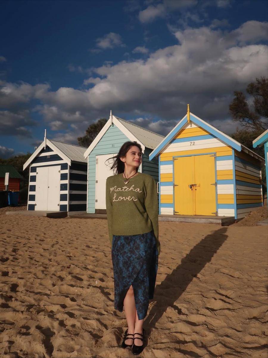 Tissa Biani Jalan-jalan di Pantai Bridgestone