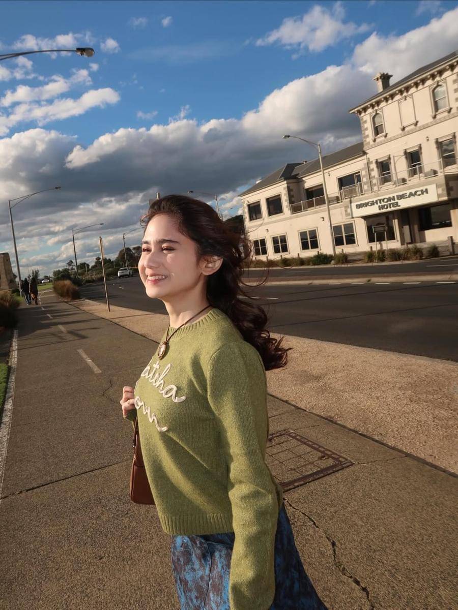 Tissa Biani Jalan-jalan di Pantai Bridgestone