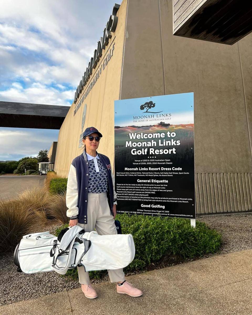 Marcella Zalianty main golf saat di Australia