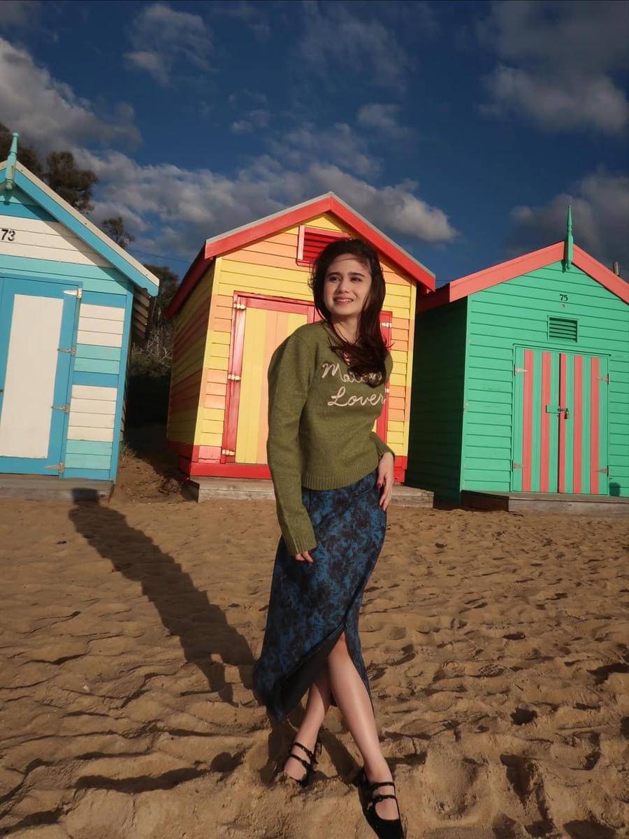 Tissa Biani Jalan-jalan di Pantai Bridgestone