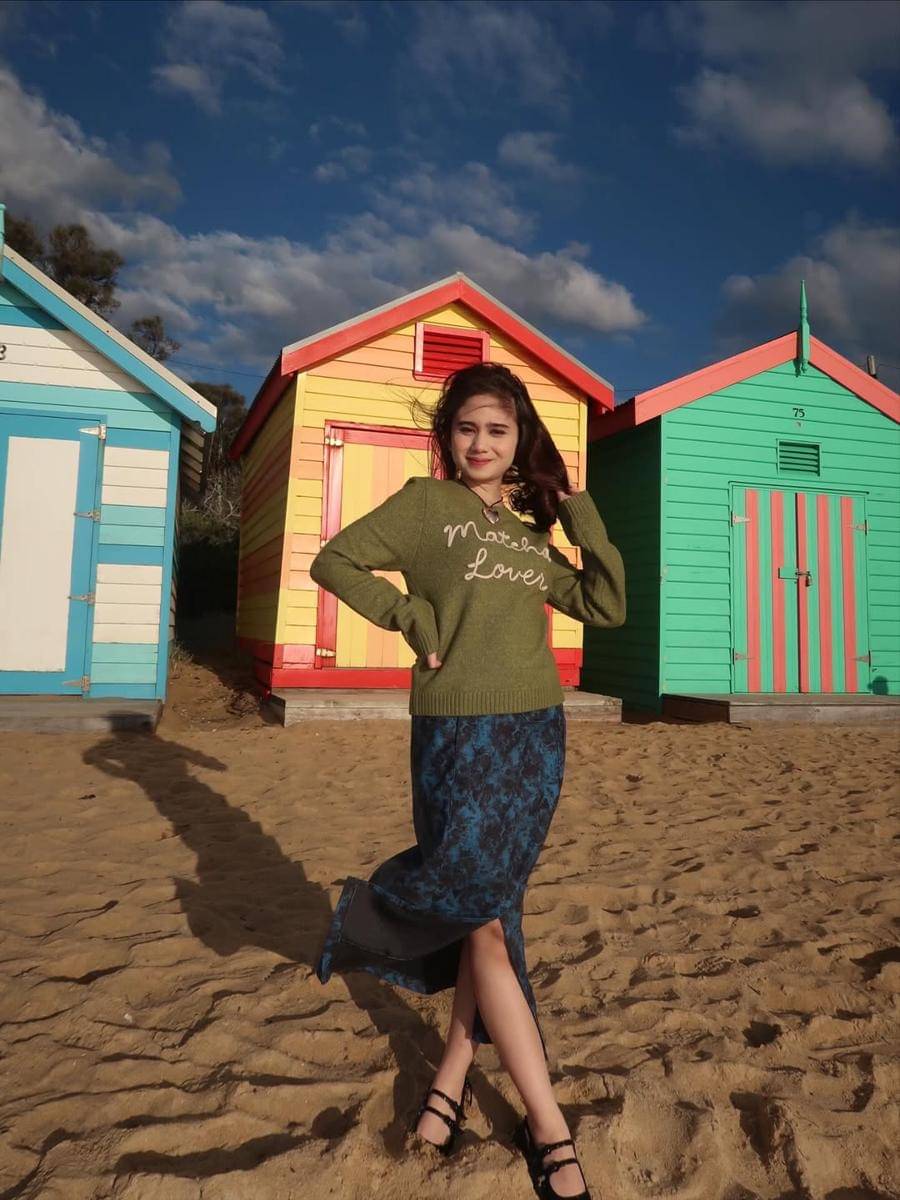 Tissa Biani Jalan-jalan di Pantai Bridgestone