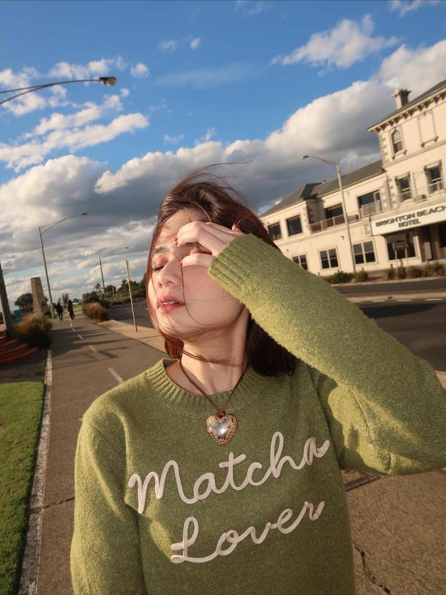 Tissa Biani Jalan-jalan di Pantai Bridgestone