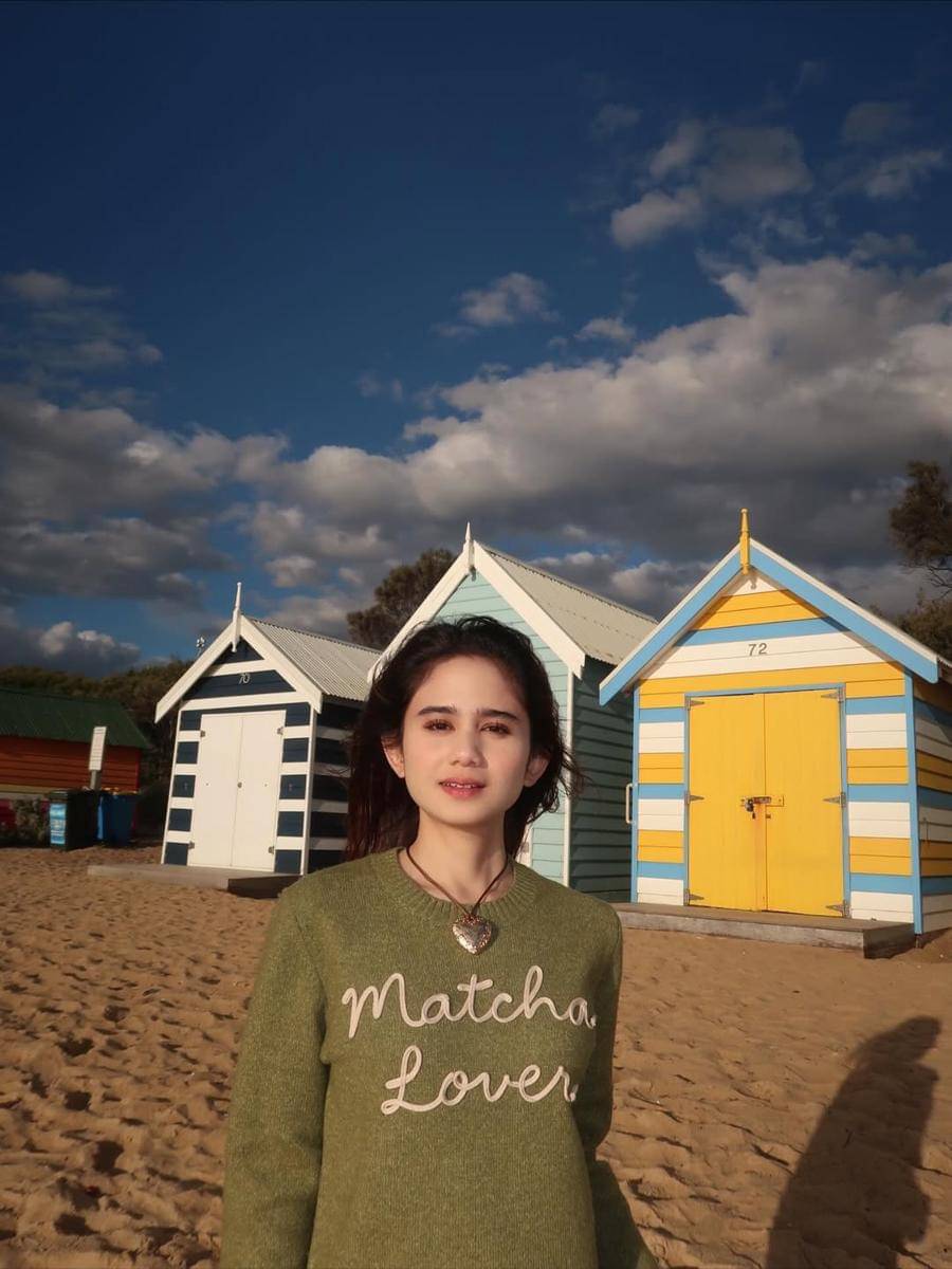 Tissa Biani Jalan-jalan di Pantai Bridgestone