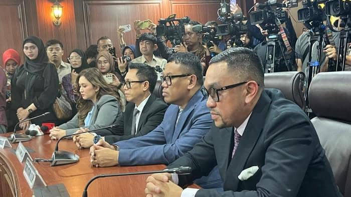 Nafa Urbach, Eko Hendro Purnomo atau Eko Patrio, Surya Utama atau Uya Kuya dan Ahmad Sahroni dalam sidang di kompleks parlemen, Senayan, Jakarta, (5/11/2025) (Anggi Muliawati/detikcom)