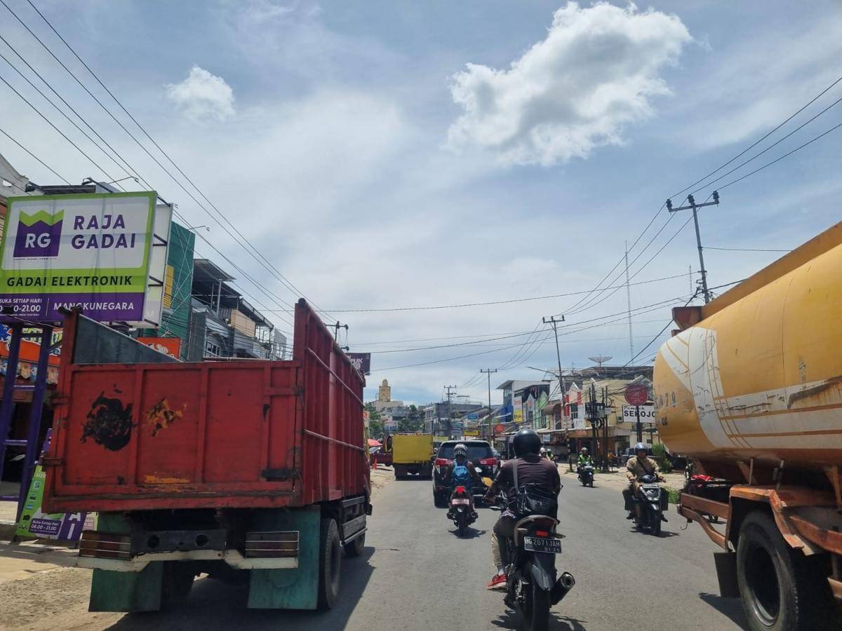 Potret kondisi saat antrean mengular di sejumlah SPBU di Palembang (IDN Times/Rangga Erfizal)