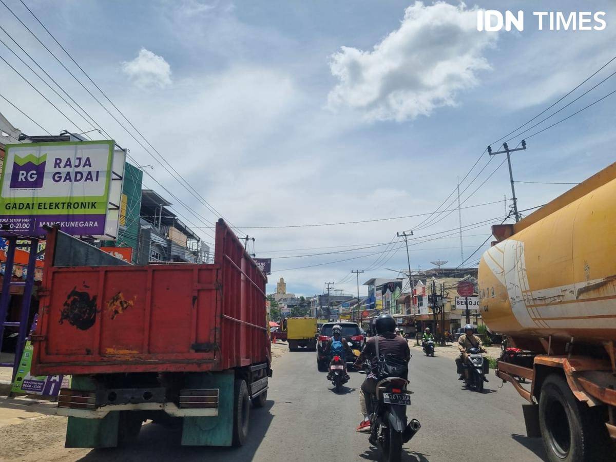 Potret kondisi saat antrean mengular di sejumlah SPBU di Palembang.