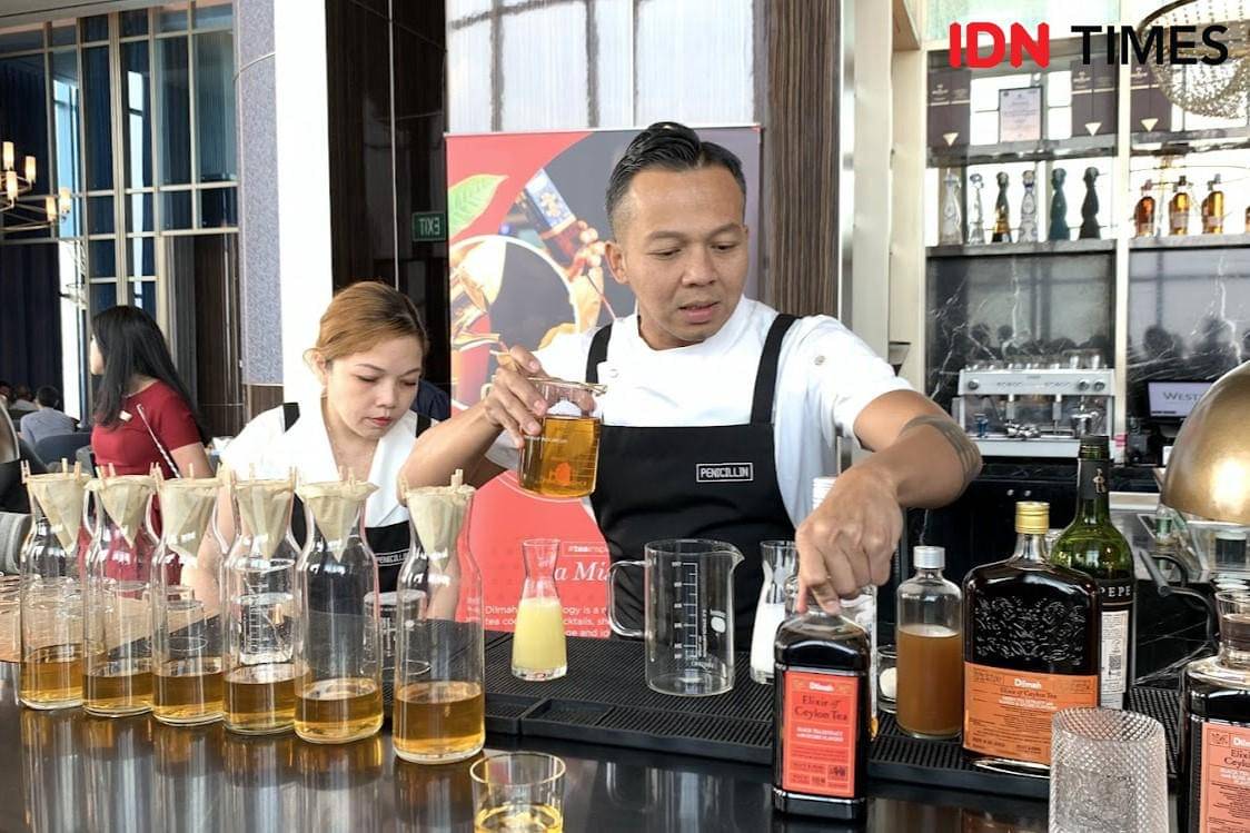 Potret Agung Prabowo saat membuat minuman dari Dilmah Elixir of Ceylon Tea di Skylounge The Westin Surabaya, Kamis (6/11/2025)