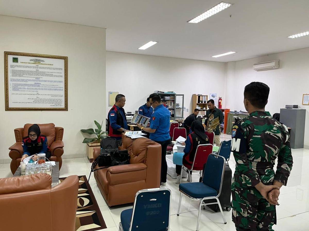 Saat Kejati Kalbar lakukan penggeledahan.