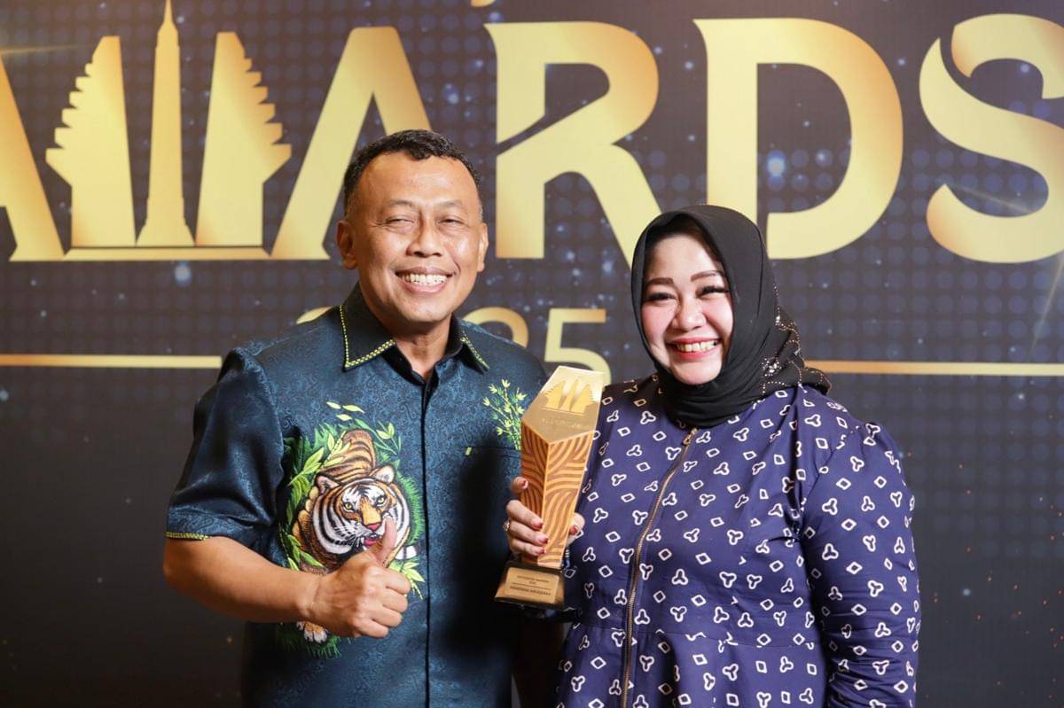 Brace-Bupati-Sugiri-Berbuah-Anugerah-Inovasi-Pembangunan-Terpuji-di-detikJatim-Awards-2025-1-1.jpg