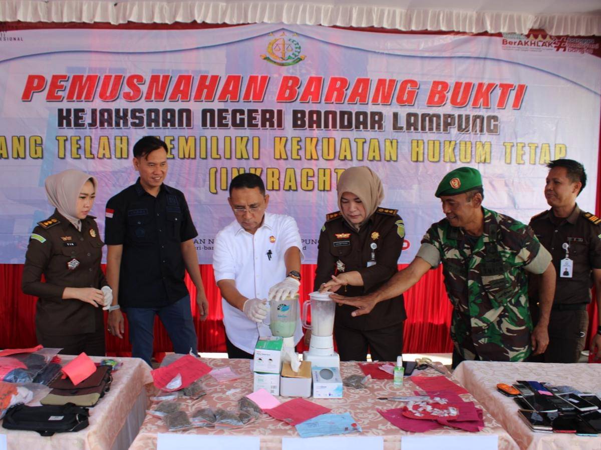 Kejaksaan Negeri Bandar Lampung menggelar pemusnahan barang bukti perkara tindak pidana.