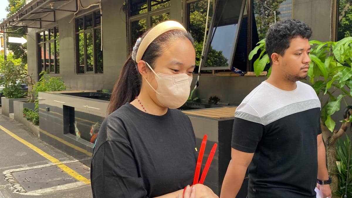 Tersangka penggelapan dana investasi PT MIB, Fransiska Dwi Melani (Mecimapro) menjalani cek kesehatan di Polda Metro Jaya sebelum dilimpahkan ke Kejaksaan Tinggi (Kejati) DKI Jakarta, Jumat (7/11/2025). (IDN Times/Irfan Fathurohman)