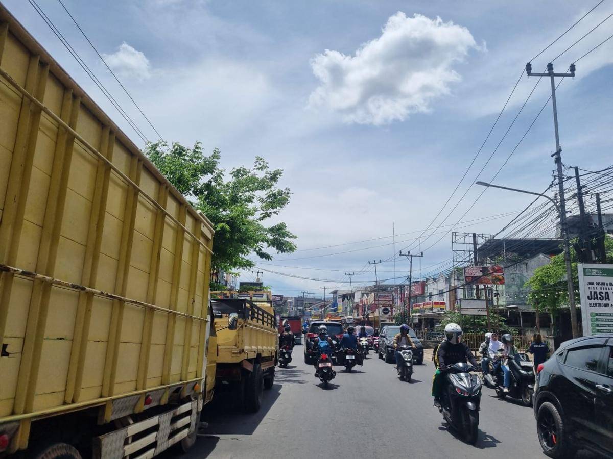Potret kondisi saat antrean mengular di sejumlah SPBU di Palembang (IDN Times/Rangga Erfizal)