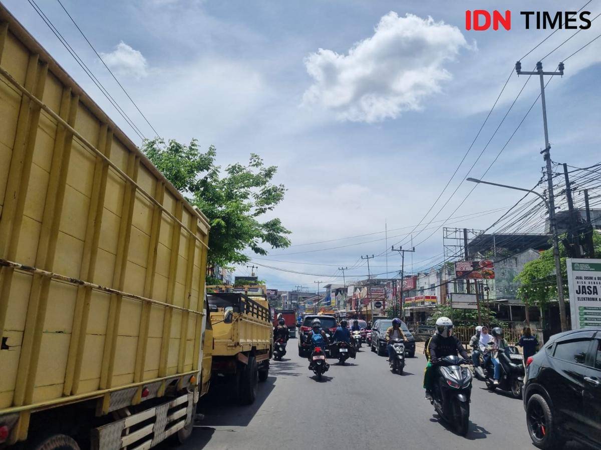 Potret kondisi saat antrean mengular di sejumlah SPBU di Palembang (IDN Times/Rangga Erfizal)