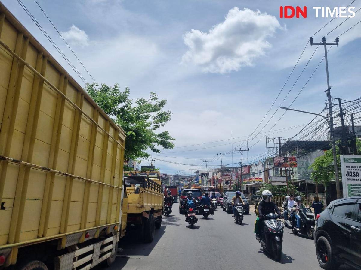 Potret kondisi saat antrean mengular di sejumlah SPBU di Palembang.
