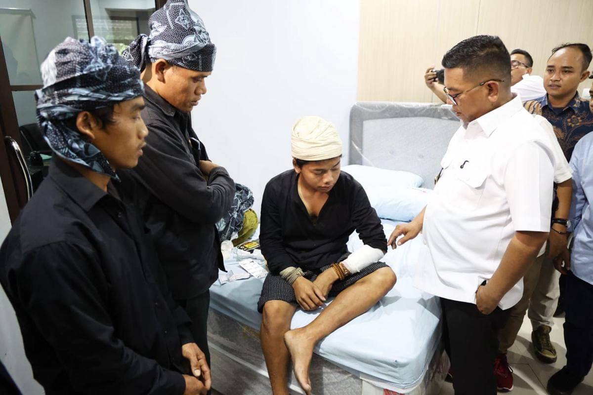 Gubernur Banten Andra Soni membesuk warga Baduy yang menjadi korban kejahatan (Dok. IDN Times/Pemprov Banten)