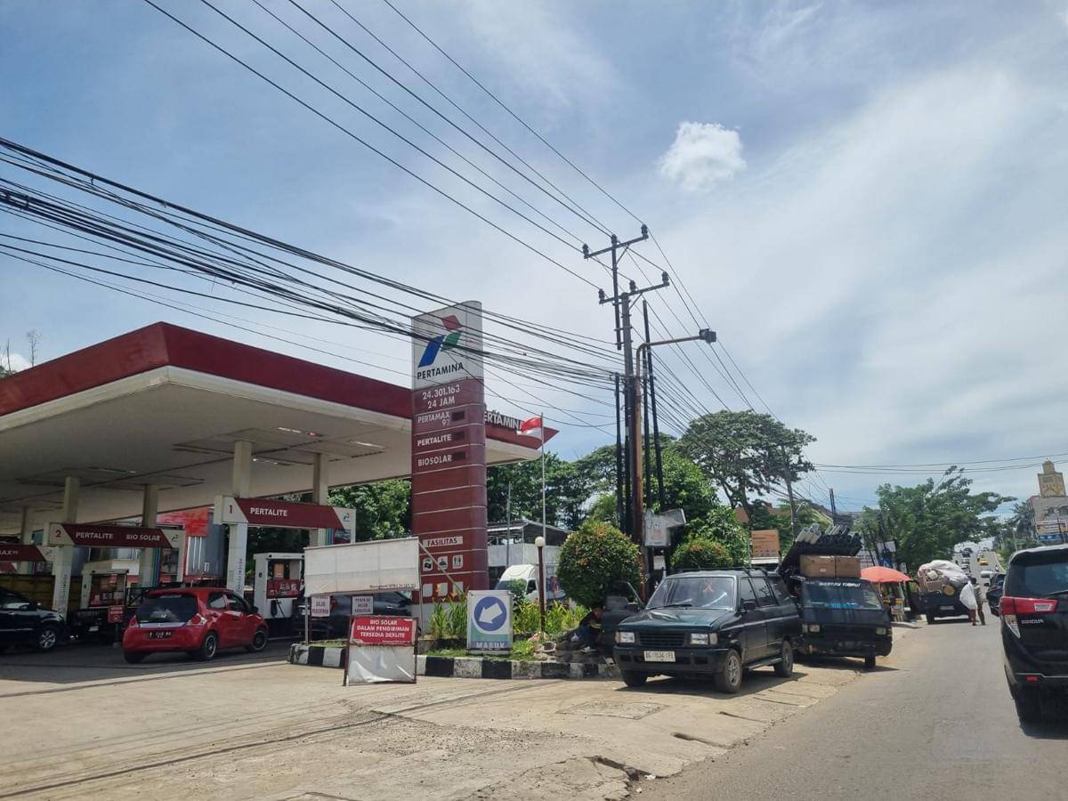 Potret kondisi saat antrean mengular di sejumlah SPBU di Palembang.
