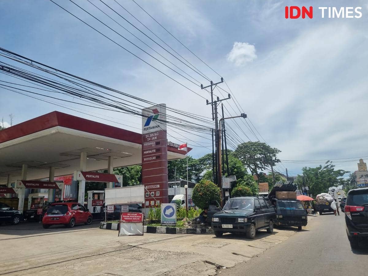 Potret kondisi saat antrean mengular di sejumlah SPBU di Palembang (IDN Times/Rangga Erfizal)
