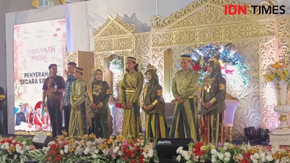 Para peserta itsbat nikah massal di Tribun Lapangan Karebosi, Jumat (7/11/2025). (IDN Times/Asrhawi Muin)