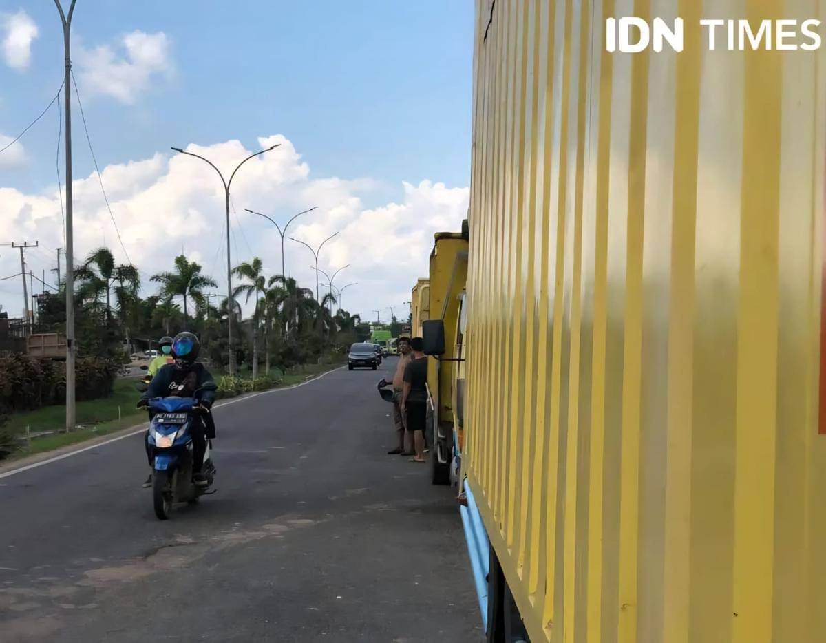 Potret kondisi saat antrean mengular di sejumlah SPBU di Palembang.