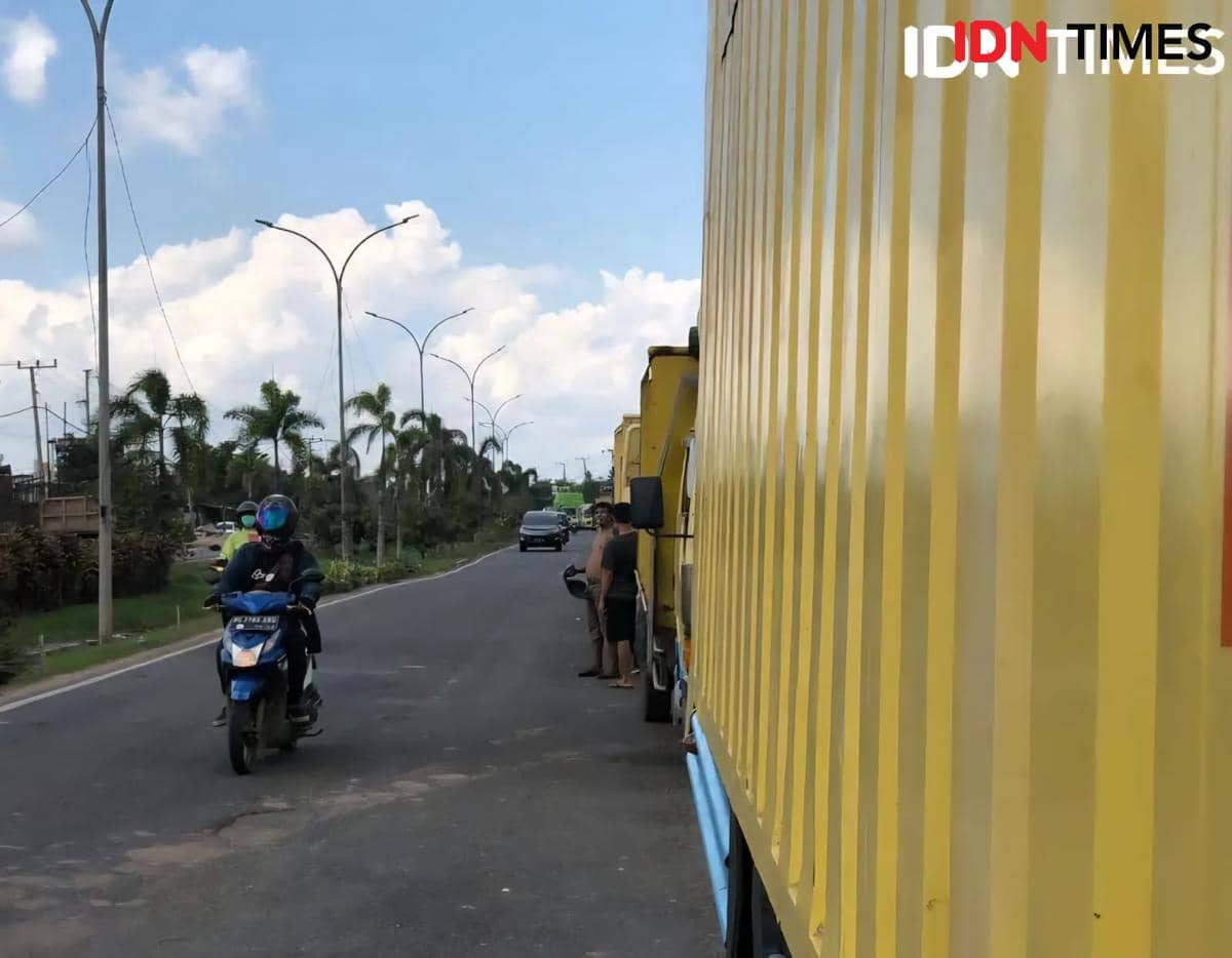 Potret kondisi saat antrean mengular di sejumlah SPBU di Palembang (IDN Times/Rangga Erfizal)