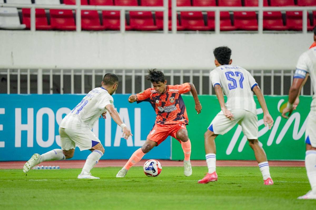 Kendal Tornado FC melawan PSIS Semarang pada laga pekan kesembilan Championship 2025/2026 di Stadion Jatidiri Semarang, Jumat (7/11/2025) malam. (dok. KTFC)