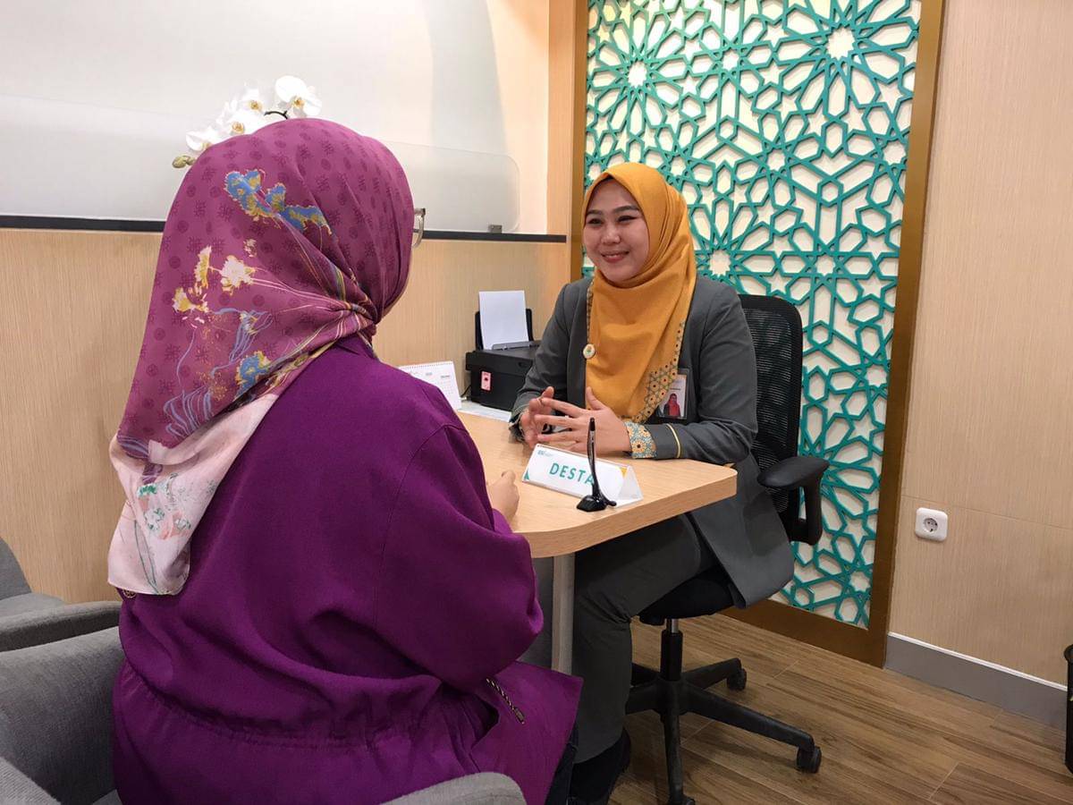 Ilustrasi nasabah BSI melakukan sistem tabung emas (Dok. BSI Palembang).jpg