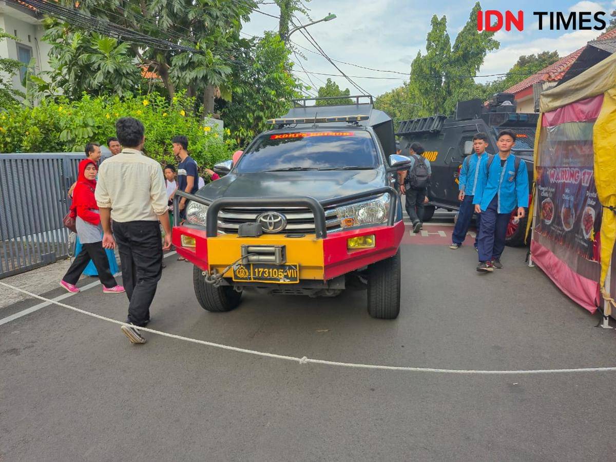 Suasana SMAN 72 usai terjadi ledakan pada Jumat (7/11/25). (IDN Times/Santi Dewi)