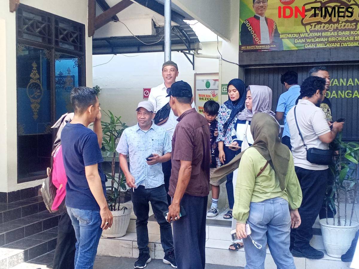 Keluarga Brigadir Esco memadati PN Mataram, Jumat (7/11/2025).