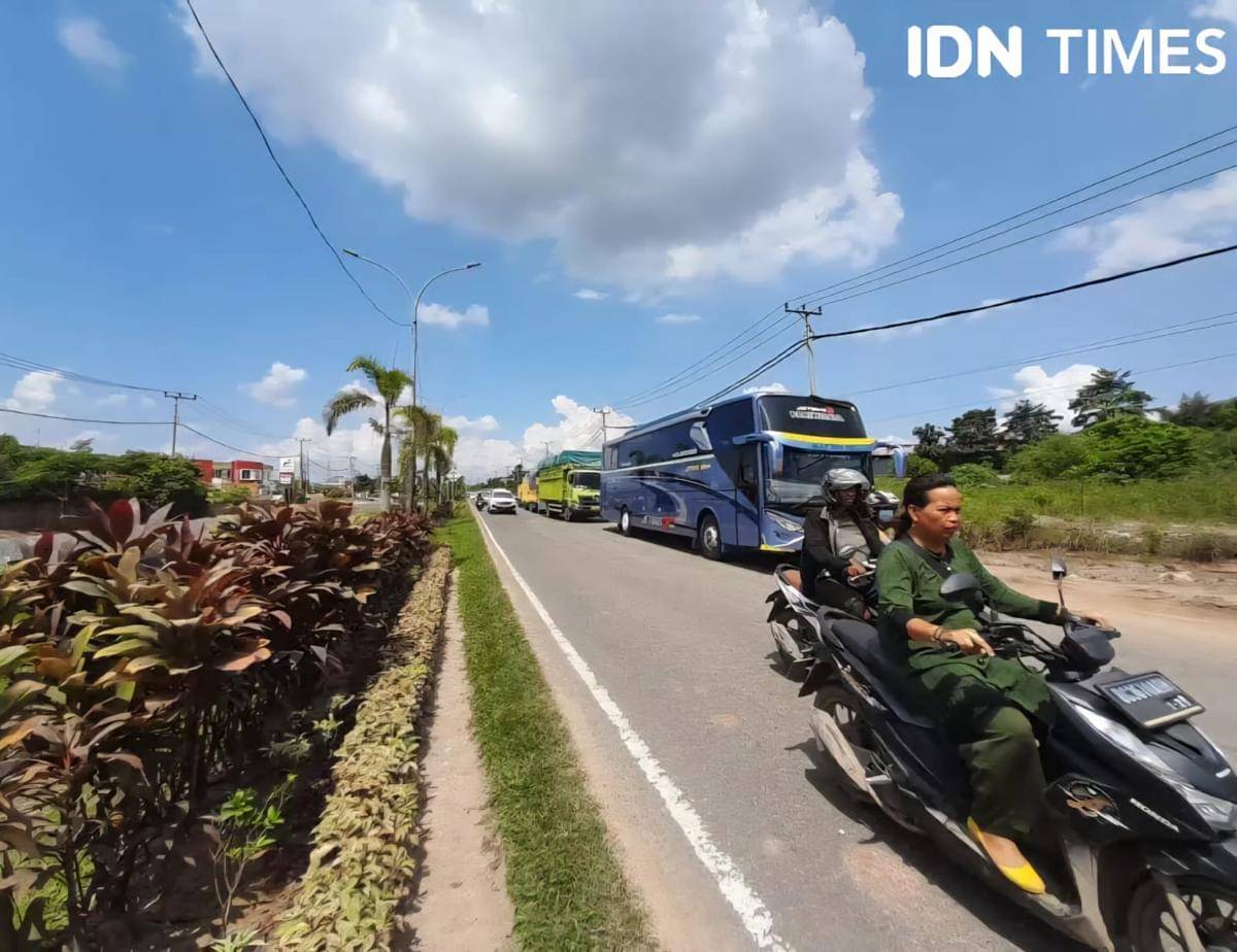 Potret kondisi saat antrean mengular di sejumlah SPBU di Palembang.