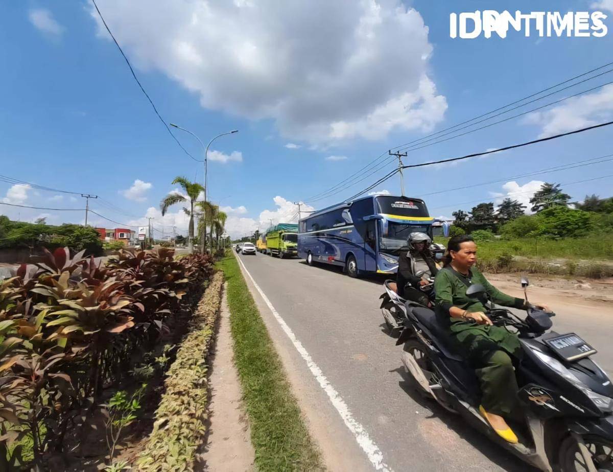 Potret kondisi saat antrean mengular di sejumlah SPBU di Palembang (IDN Times/Rangga Erfizal)