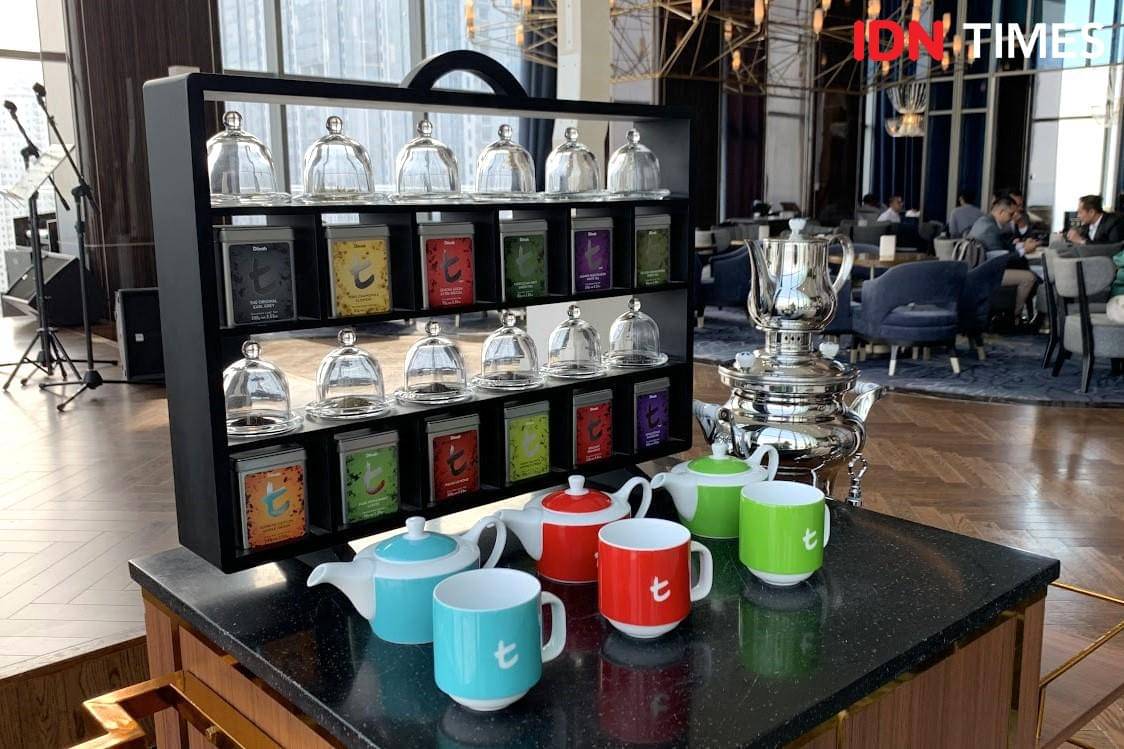 Potret produk Dilmah Tea saat momen Afternoon Tea di Sky Llounge The Westin Surabaya, Kamis (6/11/2025)