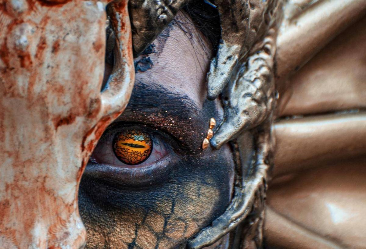 Ilustrasi makeup karakter naga.