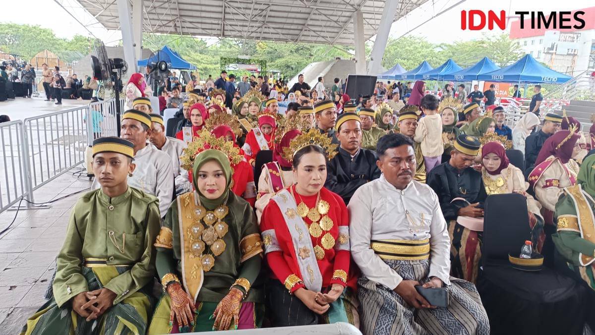 Para peserta itsbat nikah massal di Tribun Lapangan Karebosi, Jumat (7/11/2025). (IDN Times/Asrhawi Muin)