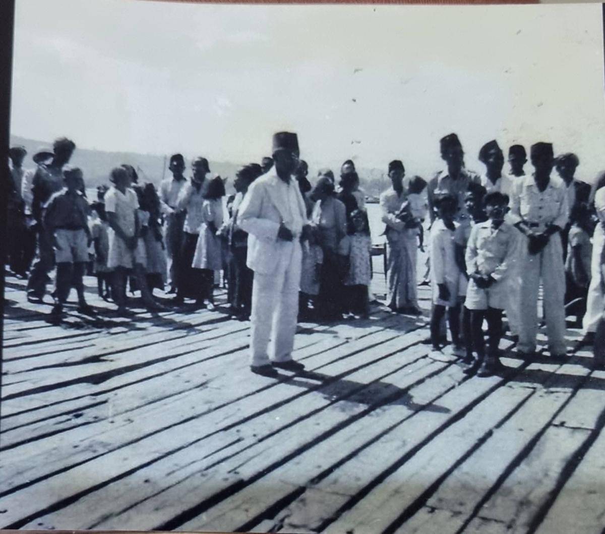 Sultan Muhammad Salahuddin bersama warga Bima tempo dulu