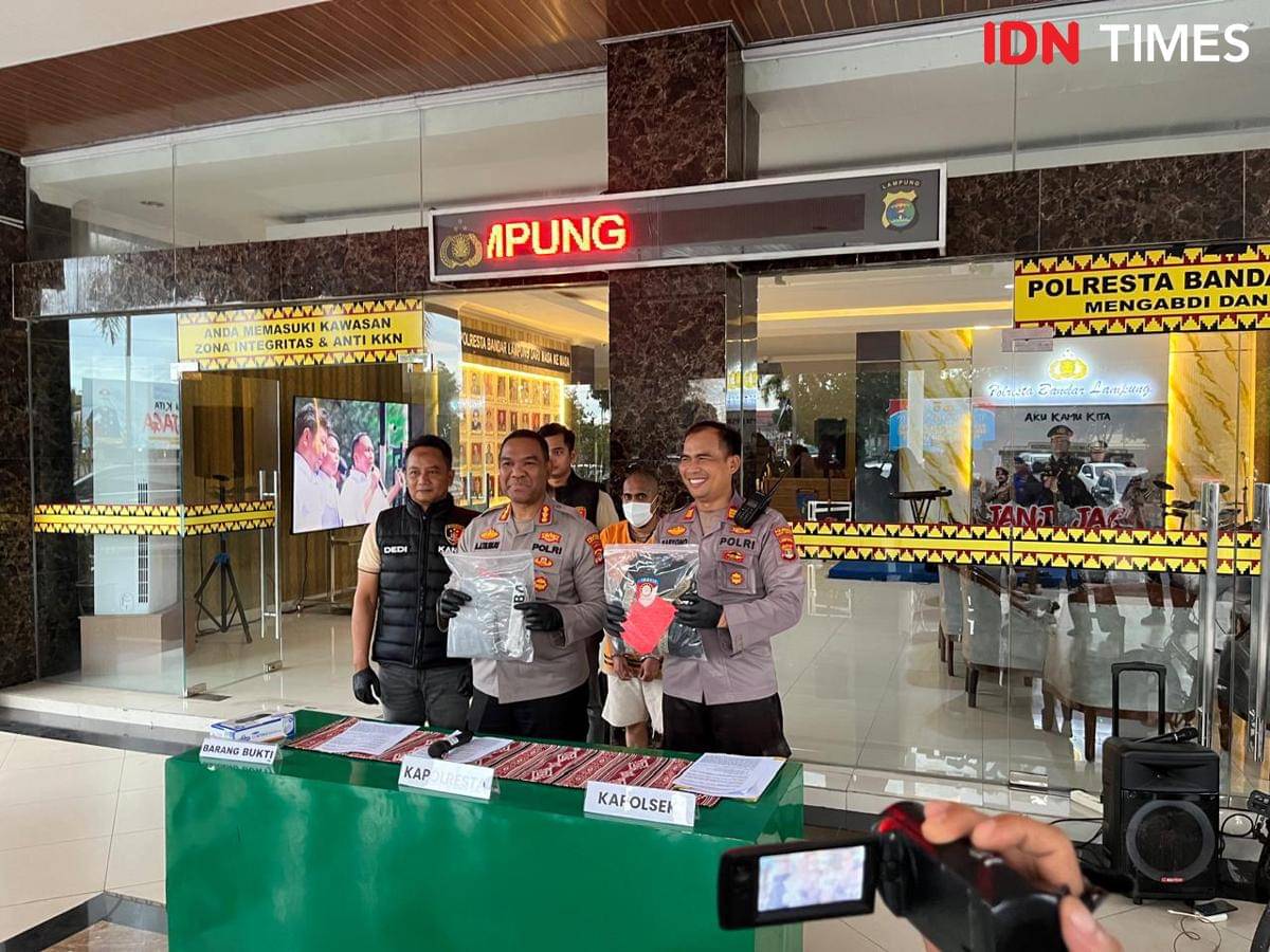 Konferensi kasus pencabulan anak di bawah umur modus dukun pengobatan makhluk halus oleh Polresta Bandar Lampung.