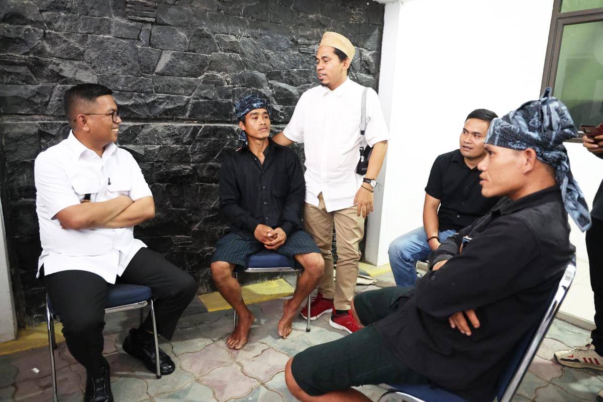 Gubernur Banten Andra Soni membesuk warga Baduy yang menjadi korban kejahatan
