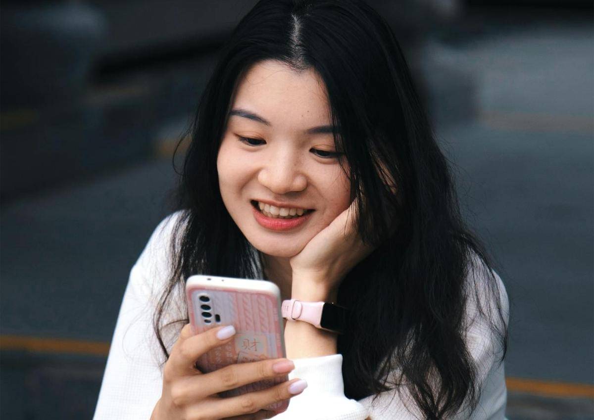 Ilustrasi membaca status WA