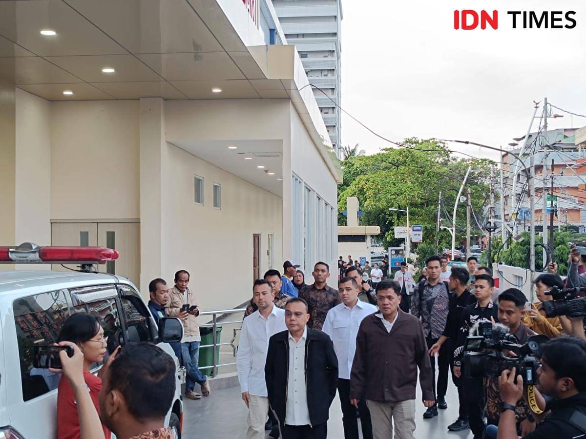 Dasco, Habiburokhman, dan Raffi Ahmad mengunjungi korban ledakan di SMA 72 Jakarta.