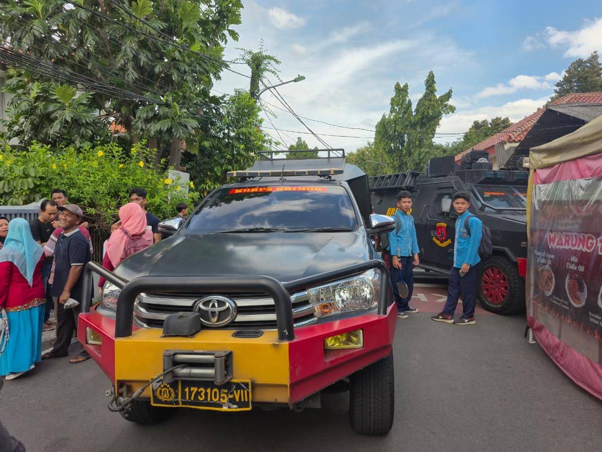 Suasana SMAN 72 usai terjadi ledakan pada Jumat (7/11/25). (IDN Times/Santi Dewi)